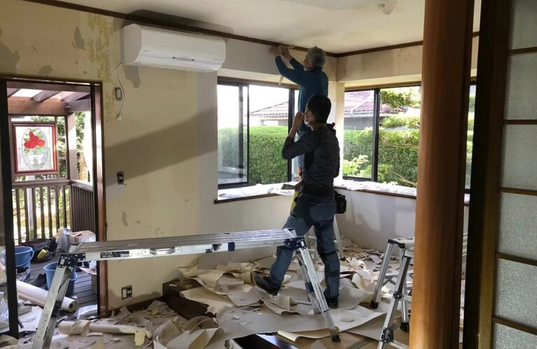 劣化した張り紙を甦らせる！ローコストリフォーム【鳥取県米子市の工務店-Mogaハウス】