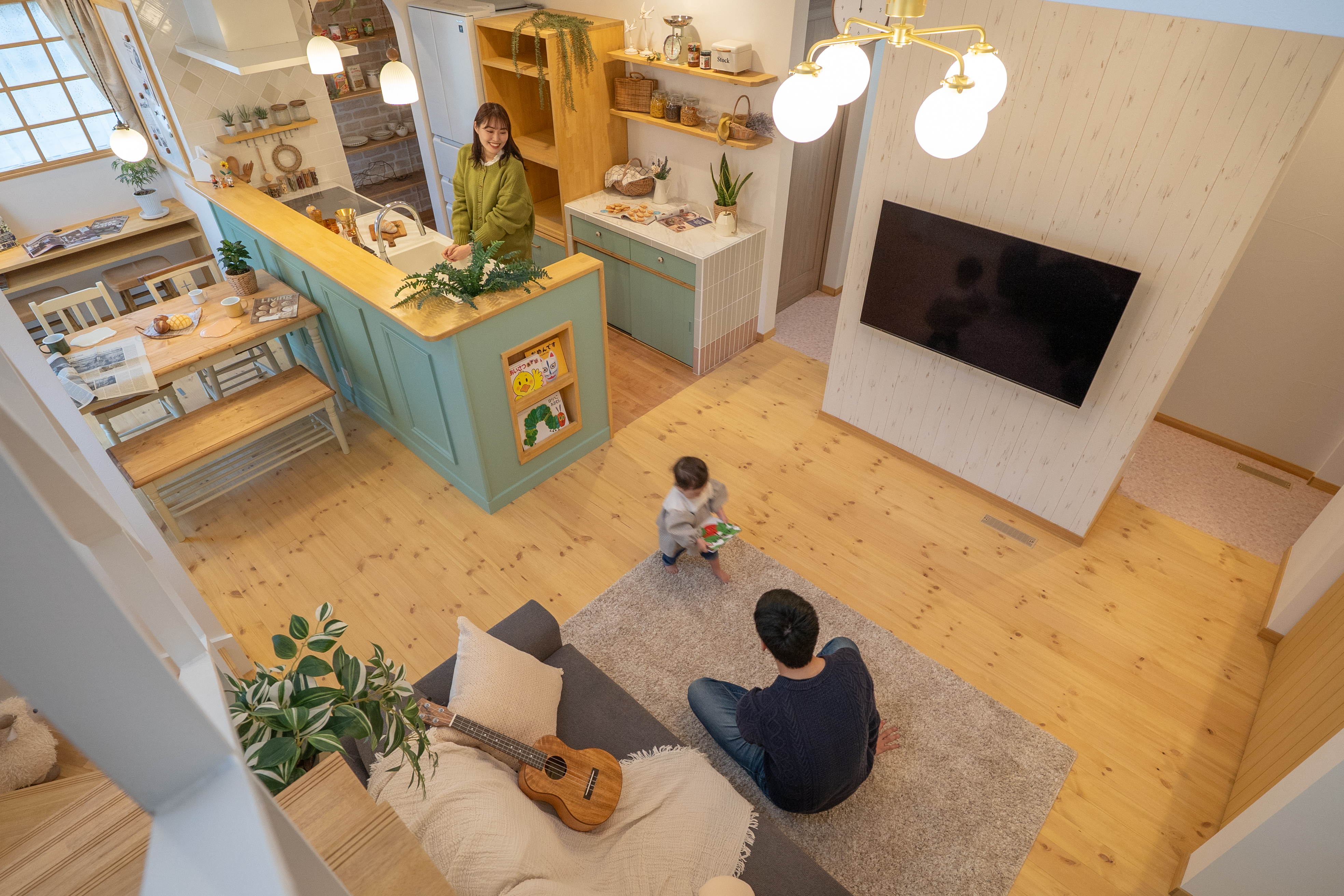 「小さな家で家族の絆を深める、心地よいリビングの魅力」